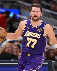 老詹仅出手8次！东契奇恐怖高效自成一档 湖人防守磨合有意外惊喜